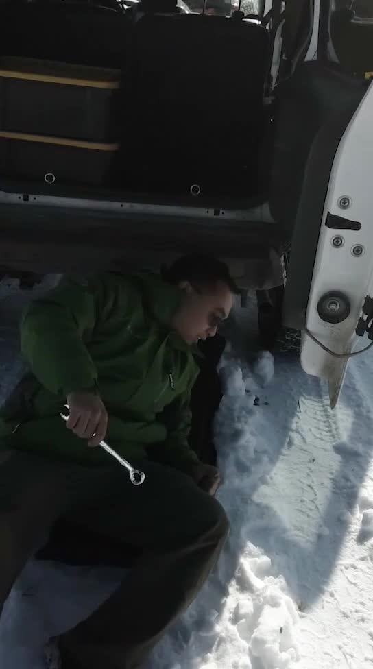 吉姆尼(进口) 越野车玩坏了怎么办，哪怕躺雪里也得修好啊！