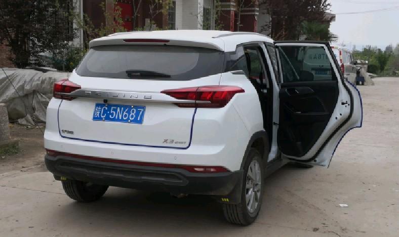 北京x3 BEIJING·X32019款购车1年口碑评价:首先车的外观很大气，漂亮，年轻化，再说内饰，给人第一感觉就像豪车，人性化设计，方便操作，简单大气，空间家用足够了，值得拥有！