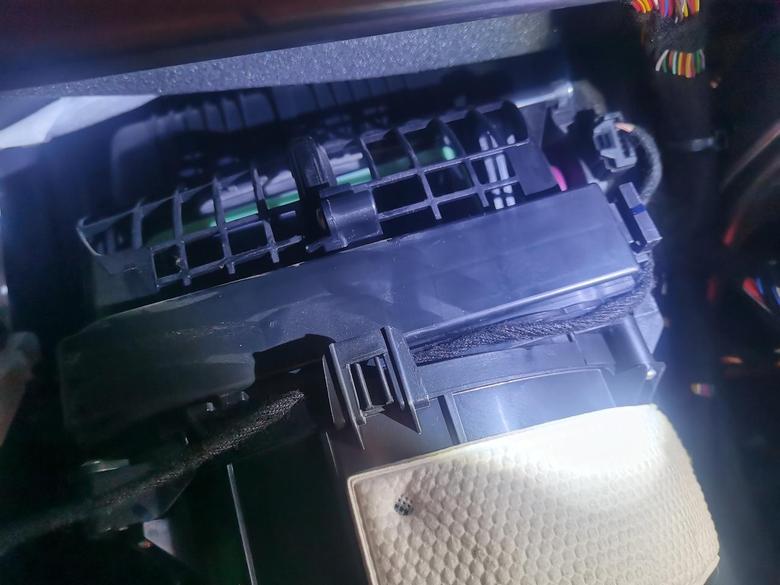 北京x3 北汽绅宝智达x3手套箱打开这个样子空调滤芯怎样换。