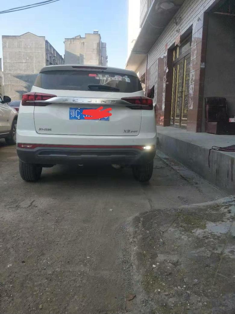 北京x3 北汽智达我x3荣耀版的车，为什么倒车灯只有一个亮，请哪位大神解答一下