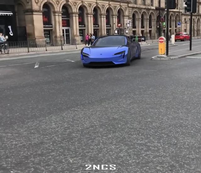 新一代Roadster现身伦敦街头，这个漂移的动作有点帅