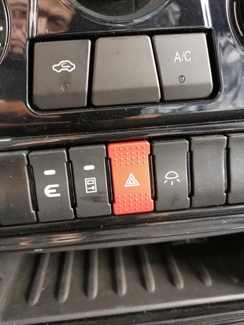 依维柯欧胜 请问这两个个按钮是什么意思？还有远光灯在哪里，没给带说明书。