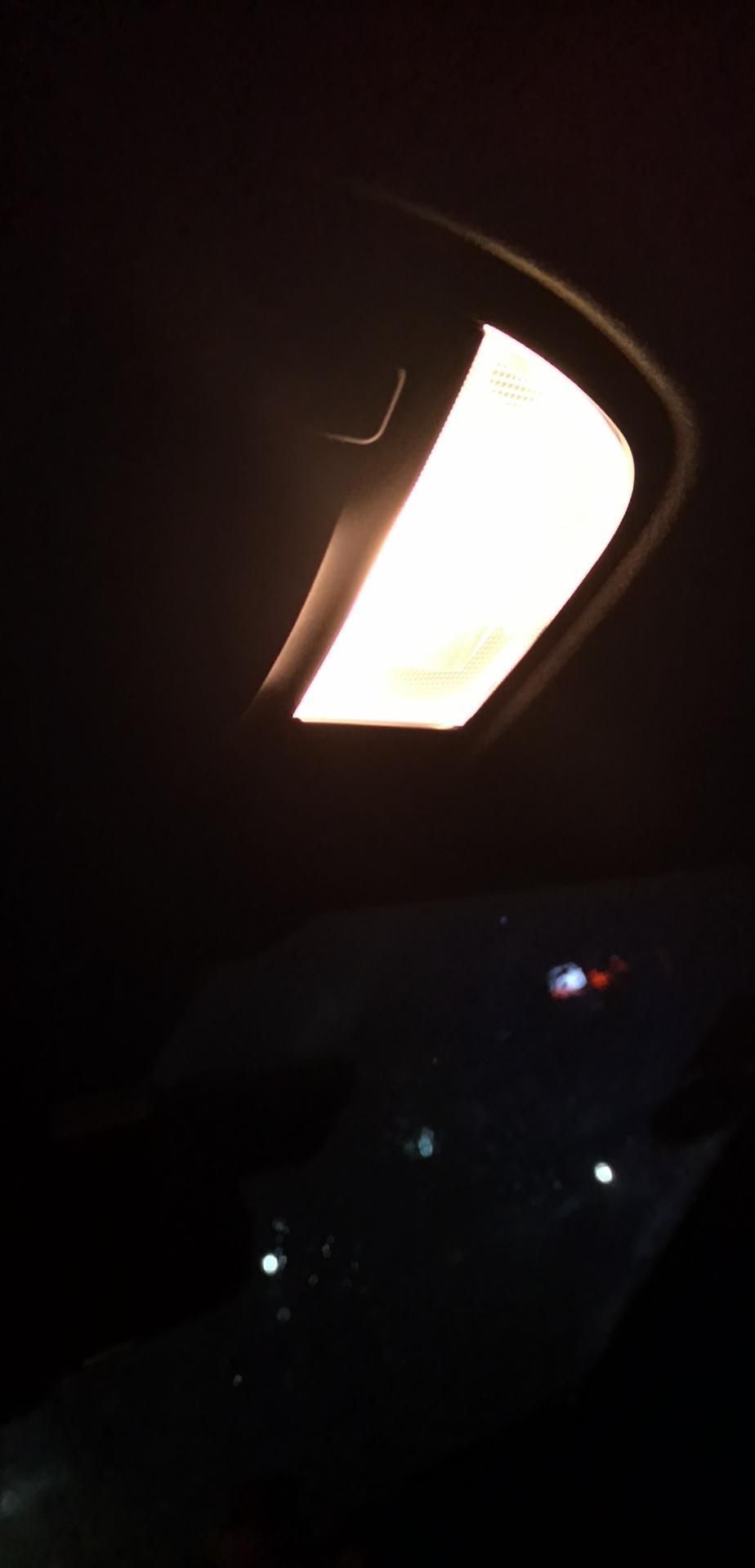 昂希诺 车内的氛围灯关不掉了。平常进来的时候发动之后，它会自动关掉或者手动关掉。但今天手动也关不掉了。有一个灯可以关掉，右边那一个关不掉就现在开的时候怎么怎么都关不掉。