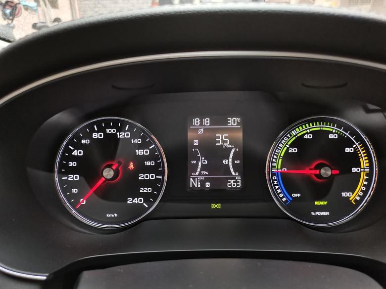 荣威ei6 max 提车快1个月了，开得比较少，冲了3次电，电表转了30度多点。刚提车的时候加满油的，95的，加了281.7元，感觉油基本都没动。