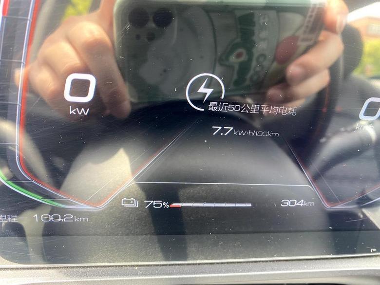 比亚迪e3 这个开了近3万公里的电动车，夏天开空调竟然跑100公里掉101的电量。绝了…