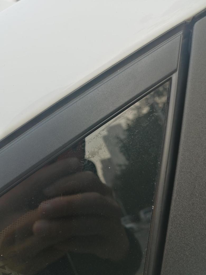 嘉悦a5 4月份车，左右两侧后方小窗玻璃处开裂。真对称