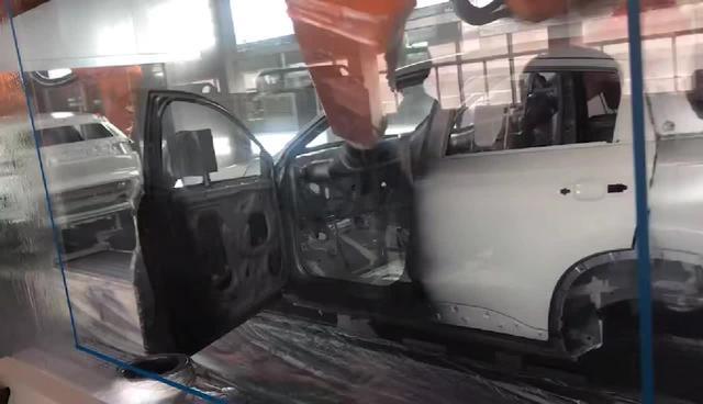 海马8s 郑州海马汽车涂装车间，车身自动喷涂。