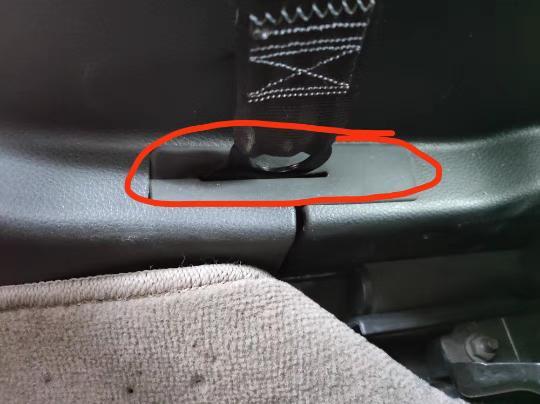 启辰t70 T70副驾驶座安全带地板上的装饰胶盖不见了，请问哪里有卖？？？在淘宝上问了很多店都没有。