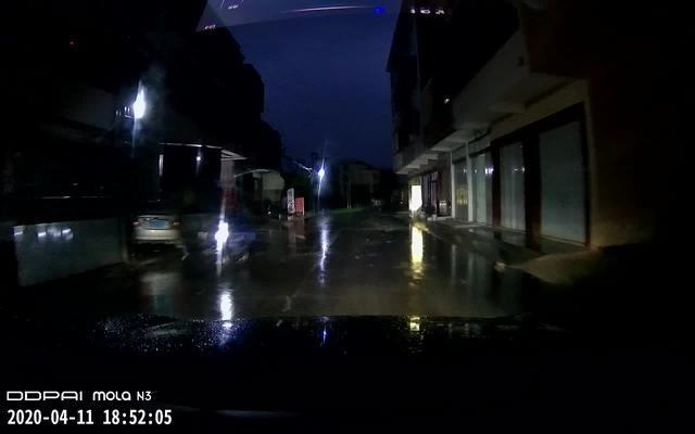 启辰t70 发一个大灯改氙气灯的视频透镜用原车的车友们可以参考下效果改了一年多啦一直用原车透镜下雨天的铺路效果