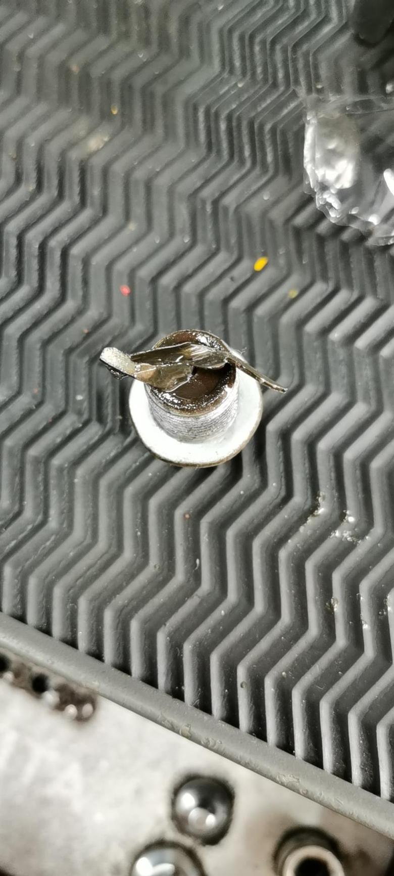 换变速箱油的时候发现螺丝上有金属碎屑，车子目前没有感觉有异常，这有可能是什么结构上的碎屑呢，严不严重。车辆是江淮瑞风S3，16款手动豪华型。