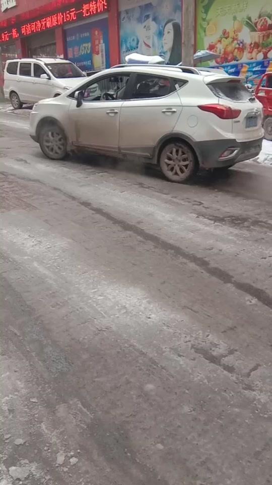 瑞风s3 下雪了路上打滑，车子都不听使唤了，开车的朋友们一定要注意安全！