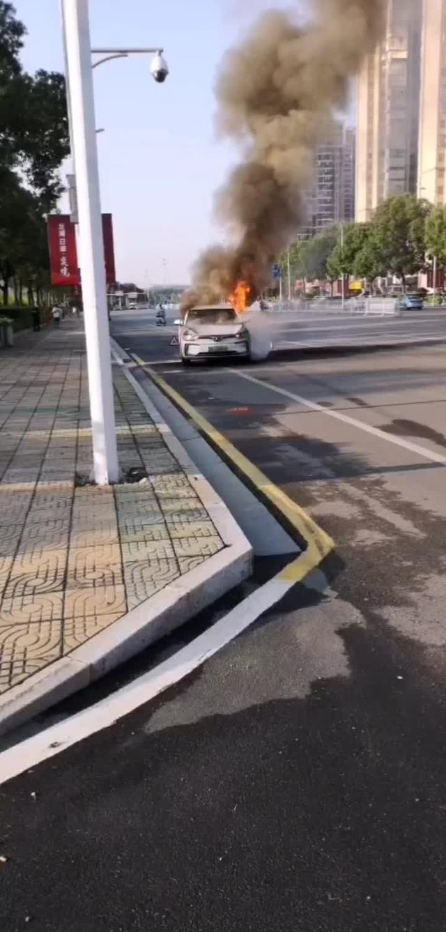 北京eu5 今天北汽EU5又着火了，事故发生在长沙万家丽路永济医院对面，从猪鼻子车标看应该是老款车型