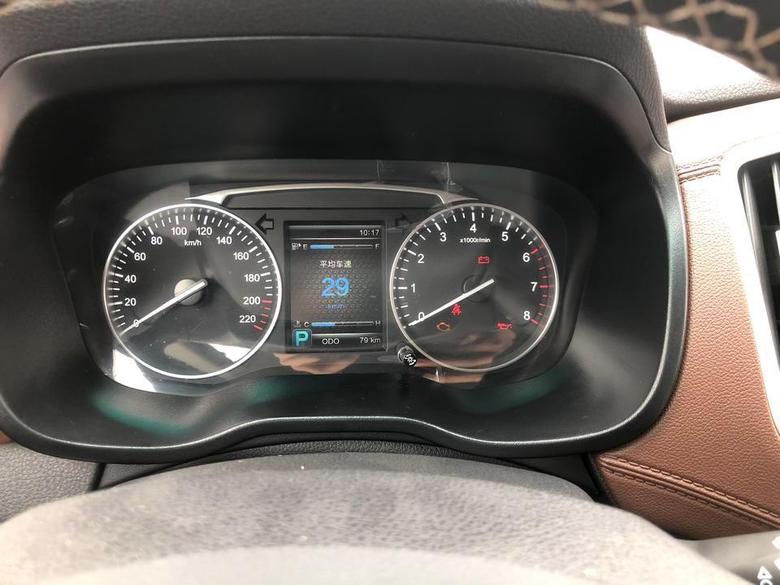 swm斯威x7 仪表盘中间的小屏幕上的平均速度能不能调换成行车时速或者油箱剩余里程？