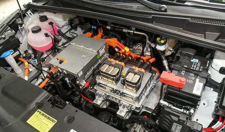 除了电池之外，新款帝豪GSe的电机也得到了升级，最大功率从120kW（163Ps）提升到了130kW（177Ps），最大扭矩由250Nm提升到了270Nm，整车的动力因此得到了增强。