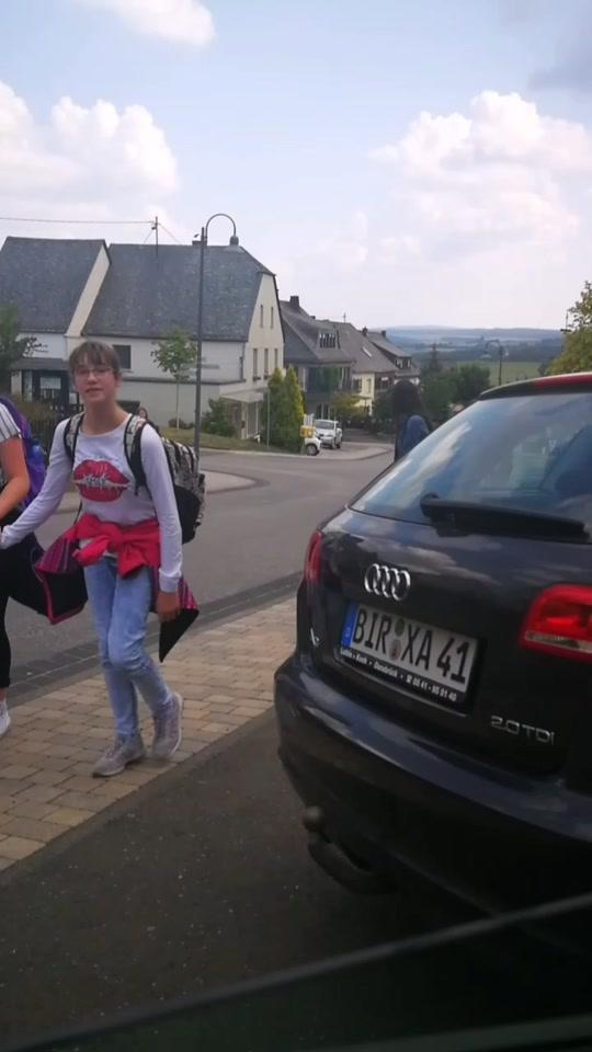 奥迪a3(进口) 午餐时间，在德国下萨克森州小镇，赶上小孩子放学。都是步行，惊奇##