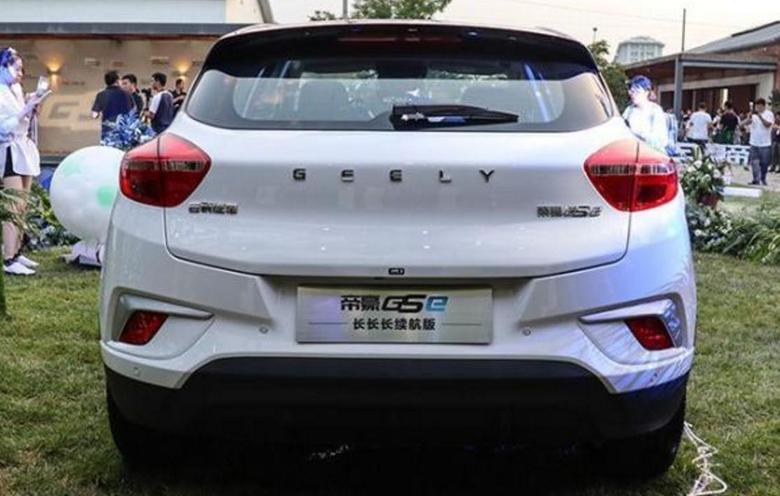 帝豪GSe的车尾造型紧凑运动，尾部标识更换成了英文“GEELY”，视觉上更具质感。