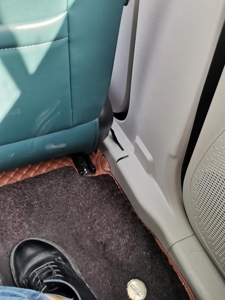 欧拉好猫 各位的车前排座椅后面安全带位置是这样的吗？模具没做好么