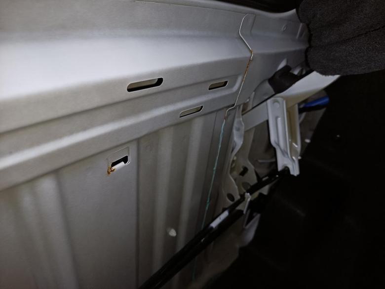 20款荣威i5购车8个月后发现后备箱内生锈，有遇到一样的车友吗？