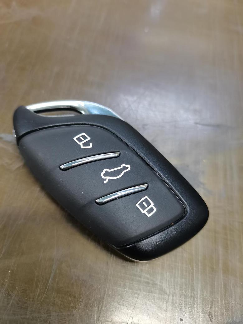 荣威i5 问问车友们，无钥匙进入的钥匙新车标配几个，4S店说缺芯片现在就一个钥匙对不对…