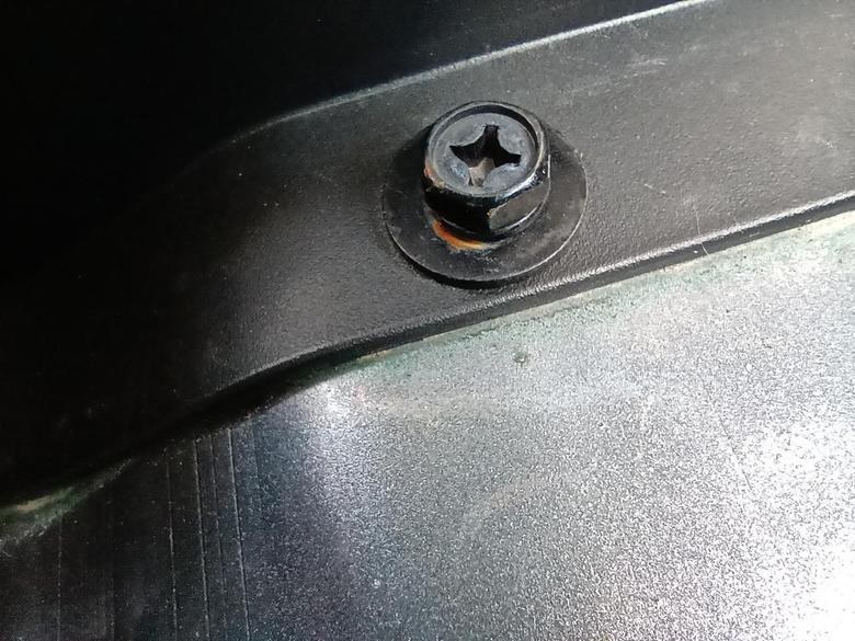 荣威i5 车型是顶配星耀版，铭牌显示车是7月份的，螺丝旁边的油漆也有串色的现象果断要求换车，这是啥情况？