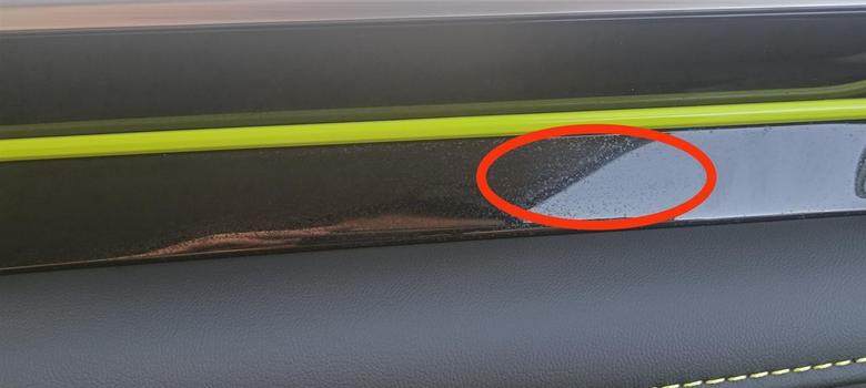 荣威i5 右边出风口连着的黑色饰条，上面很多小点点，是正常的吗？