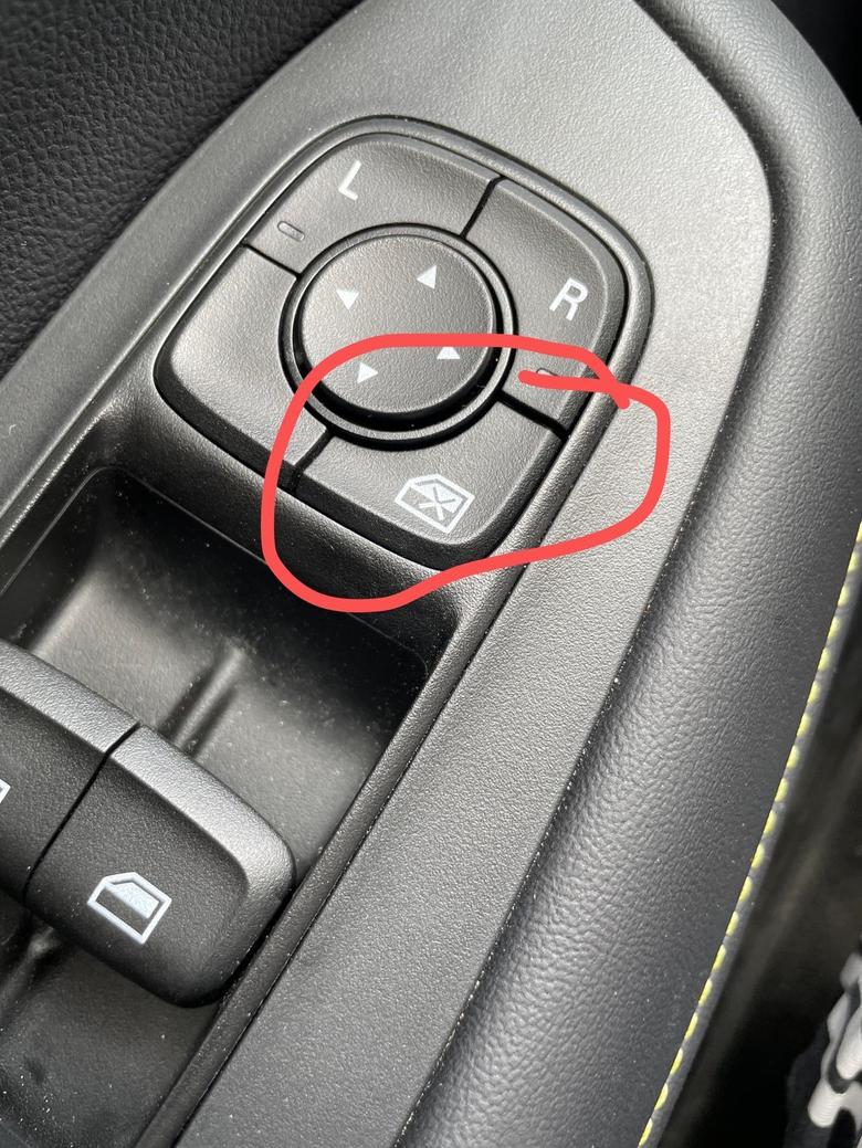 荣威i5 按下去、这个车窗玻璃上锁键，为何？后座的人按后窗玻璃还是可以降下来