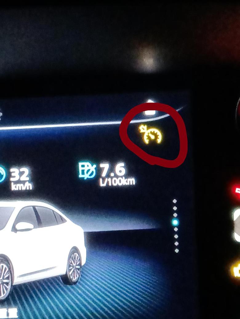 荣威i5 昨天刚提的1.5LCVT钻石版，图中右上角这个黄标一直亮着，正常吗。行驶途中也亮着关不掉。