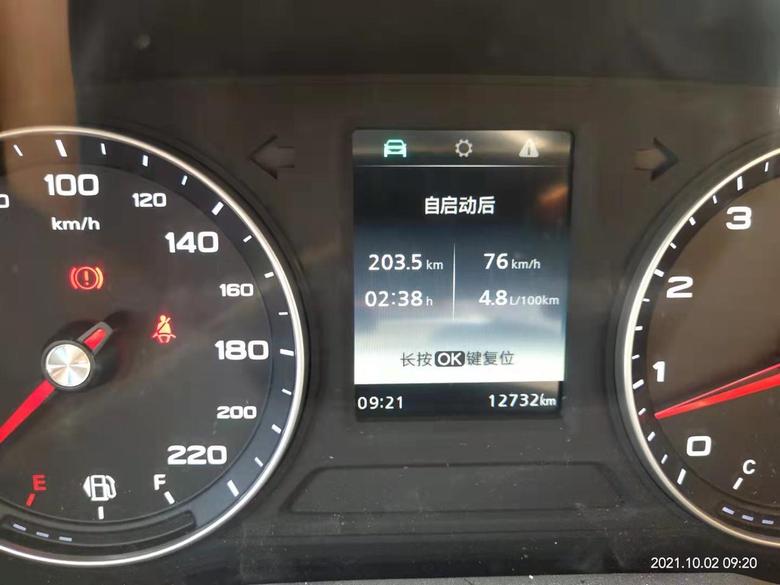 荣威i5 200公里，没开空调，限速100的高速，平均93左右，不堵车，就这个油耗。以前一直5.5左右，今天开出4.8，还可以
