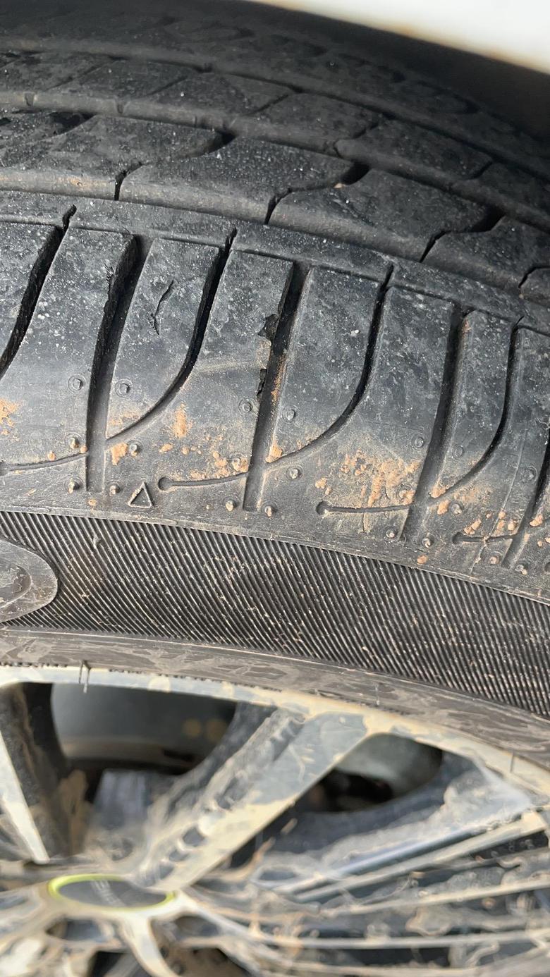 荣威i5 今天右前轮胎压报警了，我看了下轮胎，如图，严重吗，怎么办