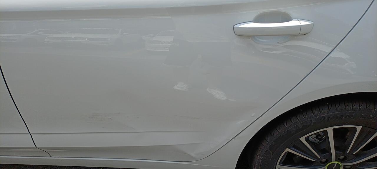 荣威i5 车友们，车门被撞扁修复费用大概多少啊，还有前保险杠撞凹进去了没有碎掉修复费用又是多少呢？