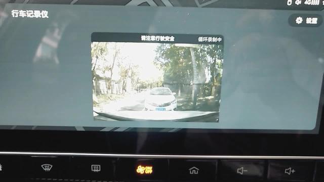 荣威i5 在我印象中荣威的品质还是挺好的啊。油耗高点无所谓，7月12日提的车，行车记录仪保存不了录制的视频了。