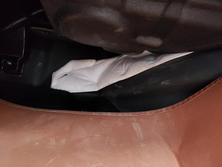 荣威i5 副驾驶手套箱下面有个类似姨妈巾的长长的垫，这是干嘛用的，副驾驶的人踢脏了有事没。
