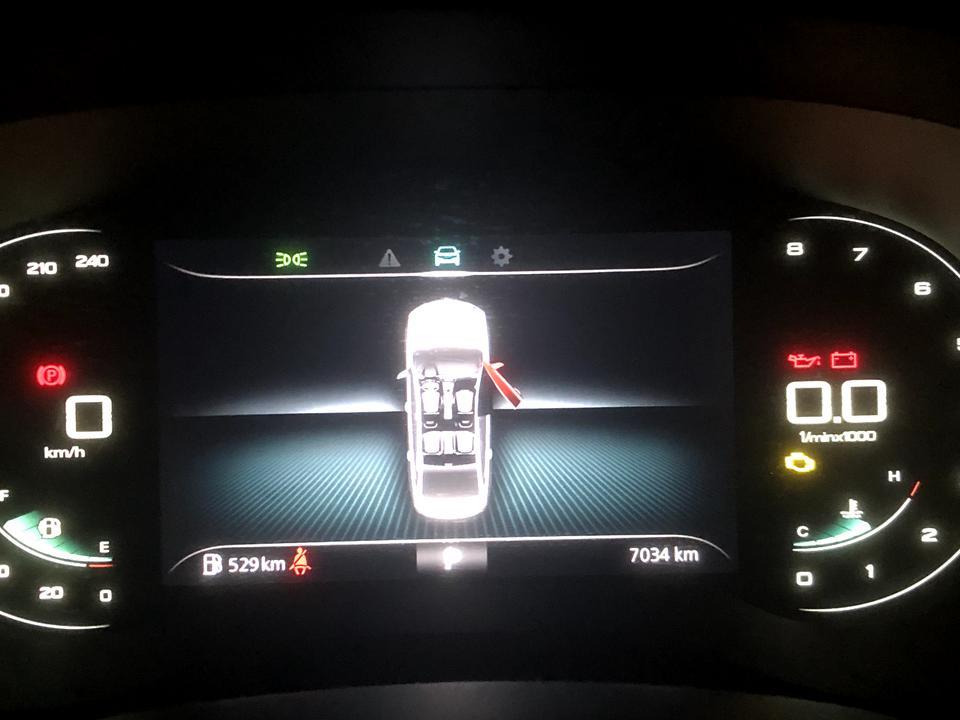 荣威i52020旗舰版，在行驶过程中，突然故障灯全亮，显示机油过低，(第一次首保才过两个月)，方向盘抱死，熄火重启之后又正常了。是什么情况？