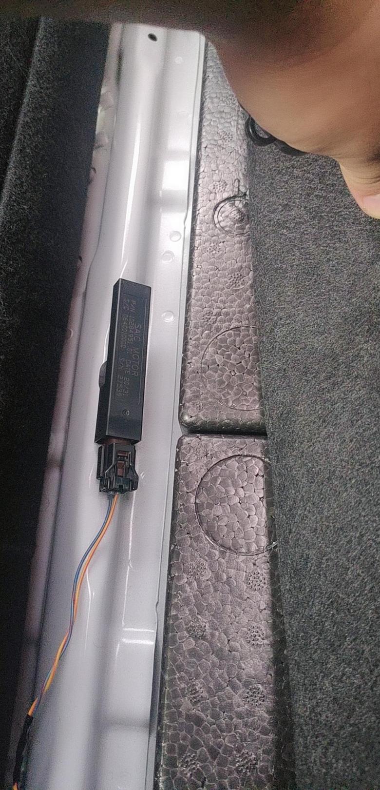 荣威i5 把后排座位放倒后在后备箱垫子下面，连接着两根电线的条状物，有谁知道是什么东西么？