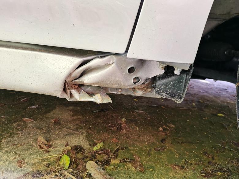 荣威i5 撞到了钢板，广州买的这是走车损好，还是自己外面修好大概修要多少钱