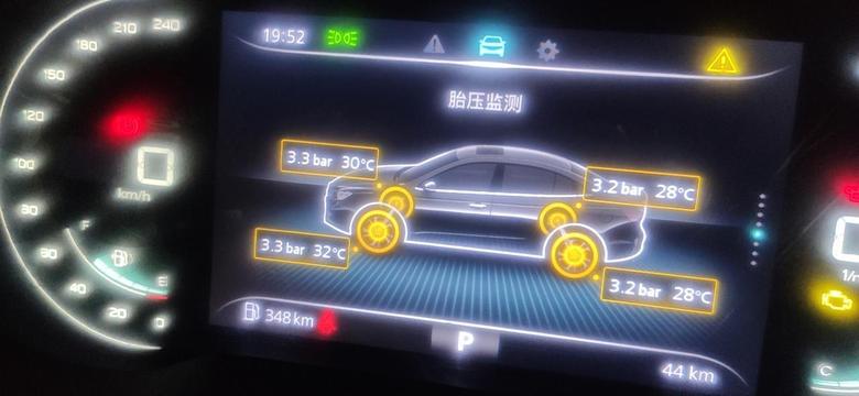 荣威i5 新车从4s店拿回来胎压3.3的3.2正常吗？