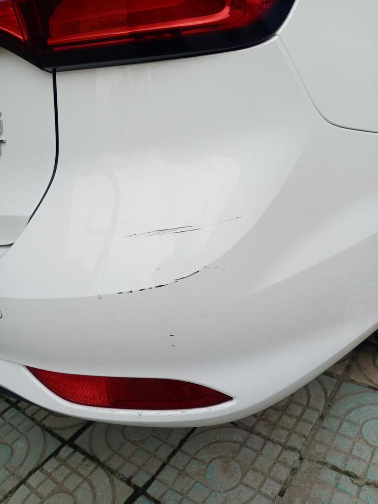 荣威i5 才几个月的新车给刮了几两次了，早上又一次，这中情况的，是自己买笔搞，还是让修理厂喷漆