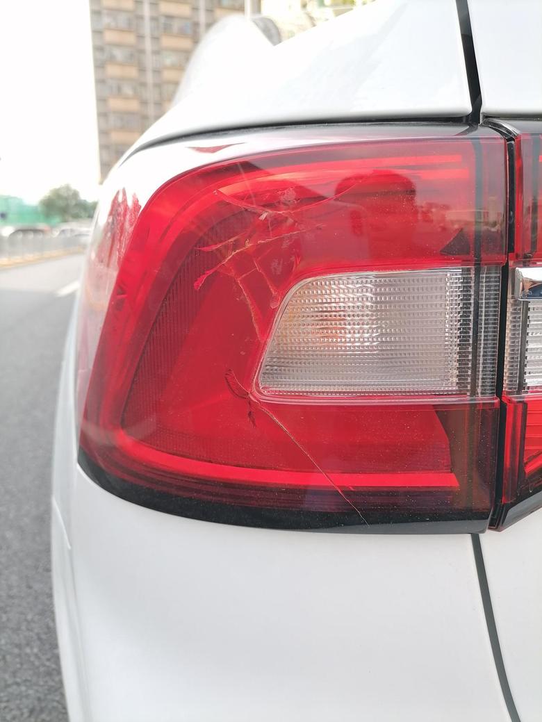 荣威i5 自己不小心倒车时把尾灯罩撞裂了，这个能报保险吗，过了几天了，没有第一现场。如果自己去换大概要多少钱？