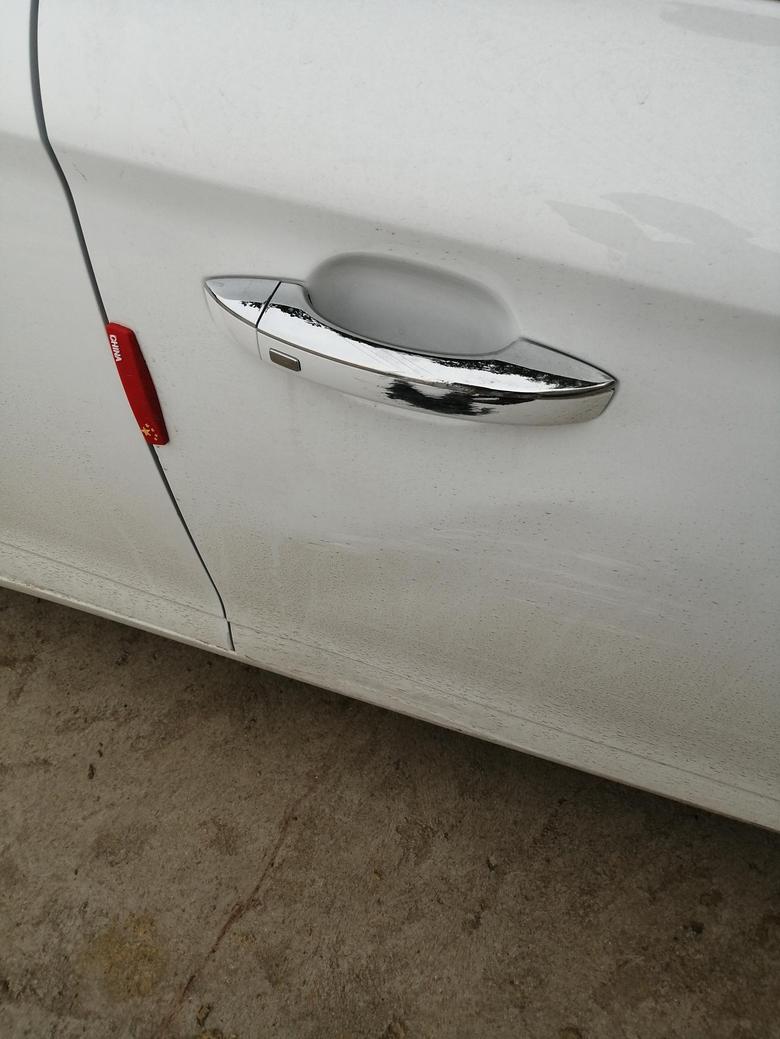 荣威i5 我的车买了一个多月两千多公里前两天右前门凸出来的地方查瘪了还有门把手擦掉漆了请问各位友友们修要多少钱