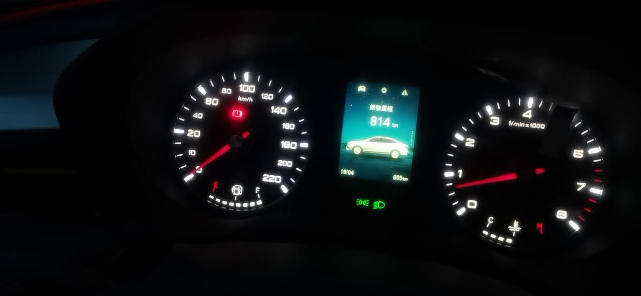 荣威i5 我的车为什么加石油满显示可以跑，600多公里，加石化显示800多公里吗?能耗分享谁能告诉我什么问题