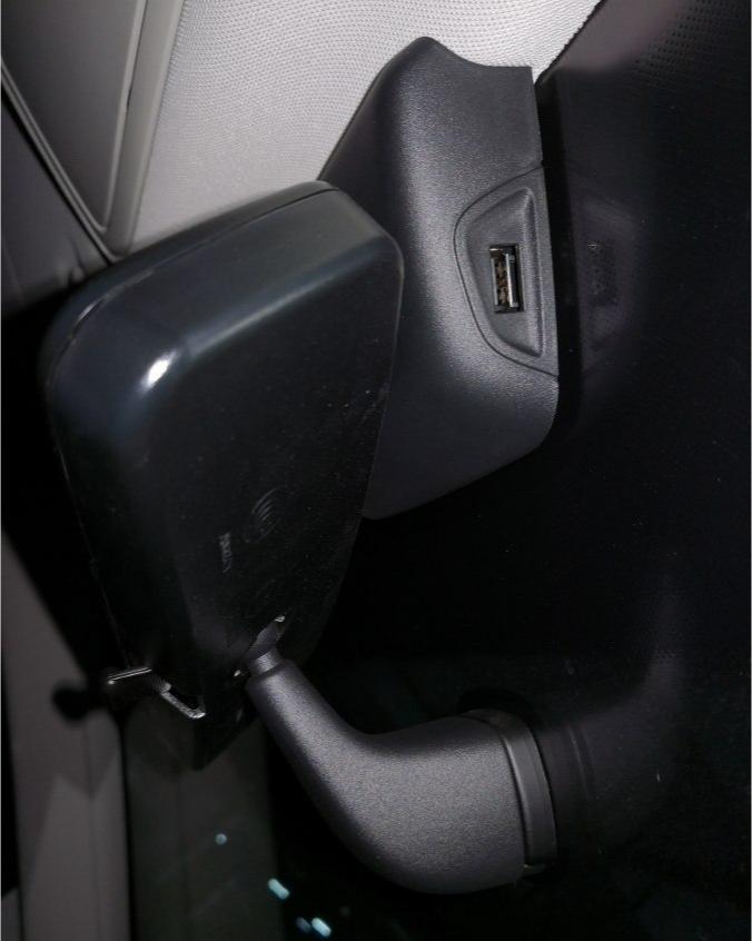 荣威i5 荣威车顶后视镜旁边的usb插口也太棒了吧！完全不用担心装行车记录仪没有地方放，就这一点就说明车子的设计真的很用心了，车机互联网功能还是可以的，偶尔可以在车上看爱奇艺