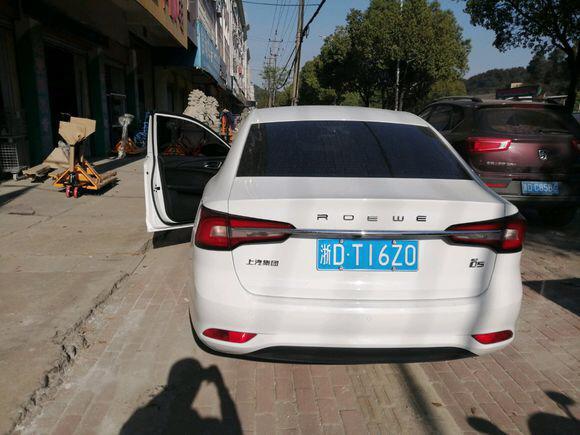 荣威i5 荣威买的白色的，感觉白色给人一种干净的感觉。而且整车的外观也不错。
