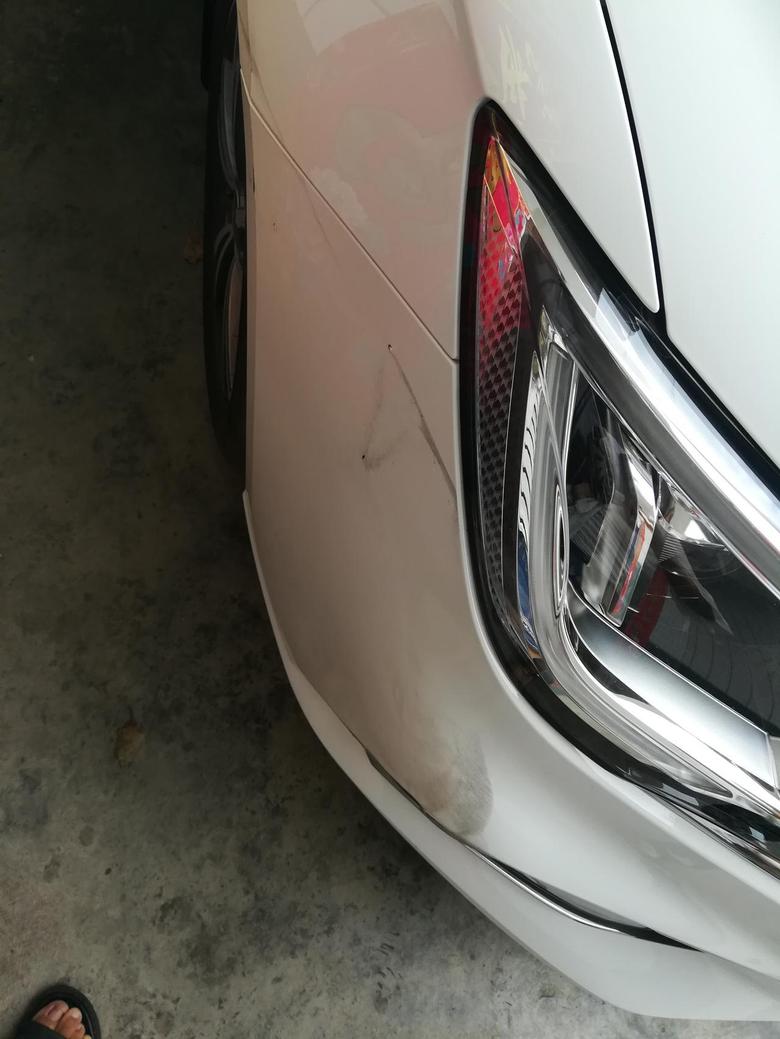 荣威i5 车头漆被蹭掉了，是自己网上买那种修复的喷漆之类的，还是去店里修，哪个划算一点？