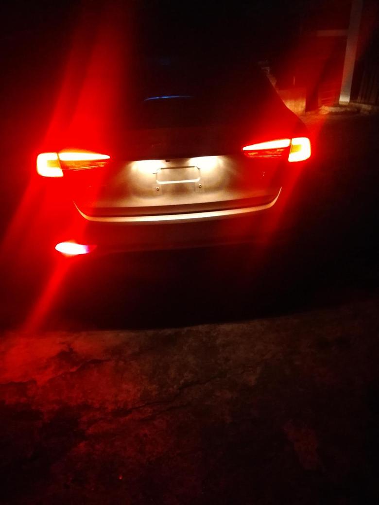 荣威i5后面的灯怎么有一个不亮还是新车