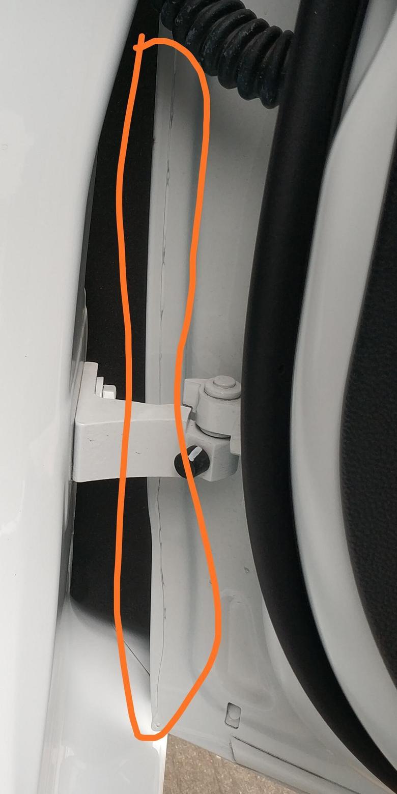 荣威i5前排车门铁皮接缝焊接工艺这么差的吗，歪歪扭扭的。大家的都是这样的吗?还是我的车是个例?