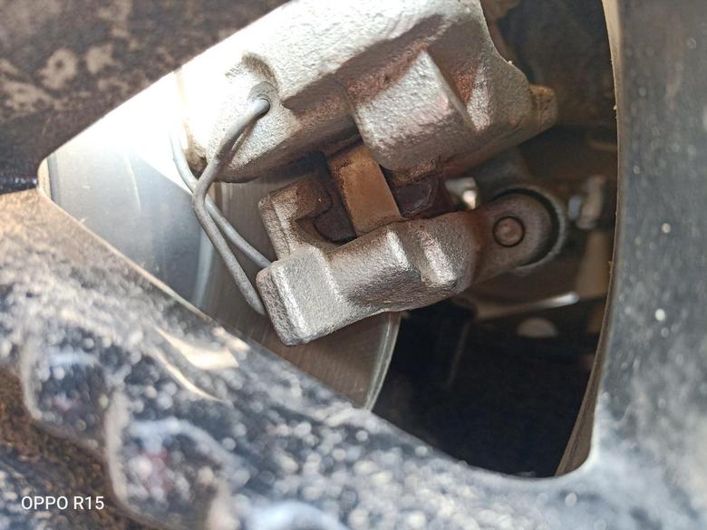荣威i5 提车一个月，昨天看到刹车片有油渍？