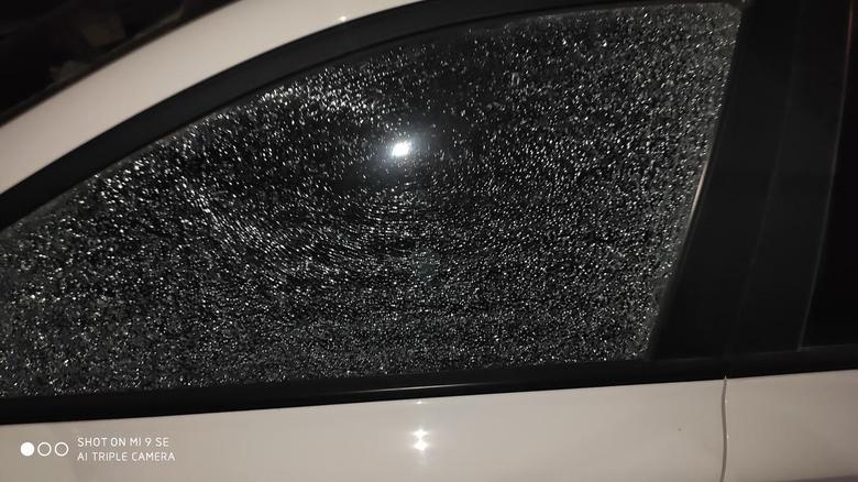 荣威i5 老铁看看昨天停在路边被石子打烂了，这车玻璃到底是好是坏，他是什么品牌的
