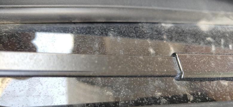 荣威i5自动朗豪一个月的车子，前挡风玻璃下方胶条脱胶的现象你们有吗？