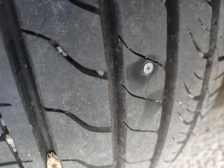 荣威i5 我轮胎正面扎了颗钉子，但没有漏气，在维修店，他们说不用补，这样可以吗？如下图片！