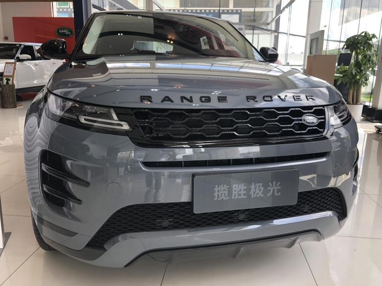 全新一代揽胜极光将于明天就要在上海闪耀上市了，展车已经到店。届时，这款备受瞩目的智能高科技豪华全地形SUV将再一次引领潮流。